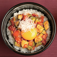 トマロッソ × ユッケ丼<